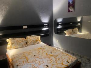杜阿拉Sunrise Center Bonapriso 104的一间卧室配有一张大床和镜子