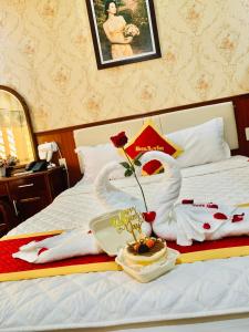 Ðông KhêKhách Sạn Nam Sơn的酒店客房的床上装饰有天鹅