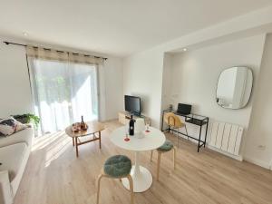 阿尔蒂盖普雷博尔多Paisible, spacieux avec petit jardin的客厅配有沙发和桌子