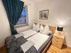 萨尔茨堡Green Paradise & Cozy Retreat Salzburg with free parking的一间卧室设有两张床和窗户。