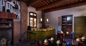 圣朱利亚诺-泰尔梅康托提比萨菲利波住宿加早餐旅馆的一间厨房,在房间内有一个绿色的岛屿