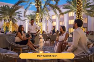 马斯喀特Shangri-La Al Husn, Muscat - Adults Only Resort的一群人坐在酒店大堂的椅子上