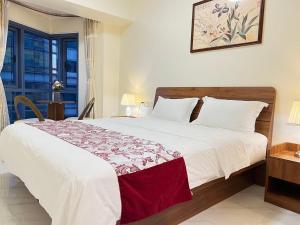 马尼拉Beachside Embassy Apartment的一间卧室设有一张大床和一个窗户。