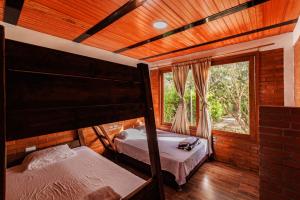 瓜杜阿斯VILLA JULIETA CABAÑA 1的一间卧室设有两张双层床和一扇窗户。