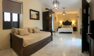 科尔多瓦Apartamentos Medina Qurtuba的一间卧室配有一张床,一间卧室配有镜子