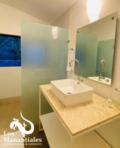 CoaxitlanBalneario Natural Los Manantiales的浴室设有白色水槽和镜子