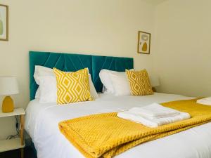 Norfolk House的一间卧室配有一张黄色毯子床