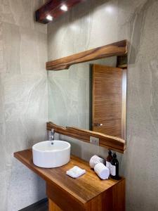 恩塞纳达港7 Valles的一间带水槽和镜子的浴室