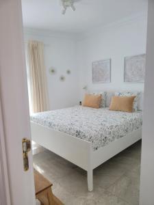 普拉亚布兰卡Realidad的白色客房内的白色床和枕头