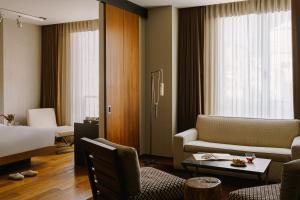 纽约Chambers powered by Sonder的酒店客房设有床和客厅。