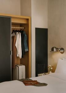 纽约Chambers powered by Sonder的一间卧室配有衣柜、一张床和行李箱