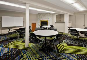 罗缪勒斯Magnuson Hotel Detroit Metro Airport的一间会议室,配有桌椅和白板