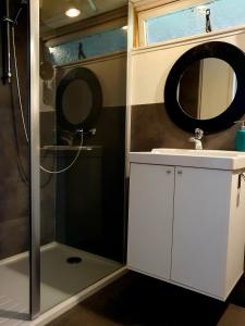 Villa Artem的带淋浴、盥洗盆和镜子的浴室