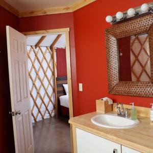 GeorgeSagecliffe Resort & Spa的一间带水槽和镜子的浴室