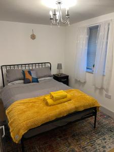 HaltonStonebarn Lane的一间卧室配有一张黄色毯子床