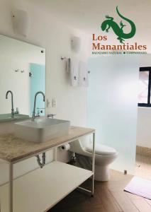 CoaxitlanBalneario Natural Los Manantiales的一间带水槽和卫生间的浴室
