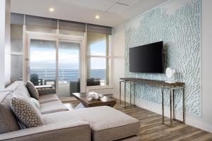 朗布兰奇海洋广场度假酒店及水疗中心的带沙发和平面电视的客厅