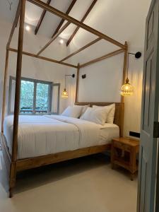高尔Ivy Lane Galle Fort的一间卧室配有一张带木篷的床