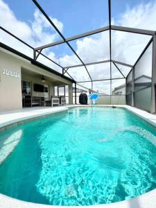基西米Luxury Modern Pool House close to theme parks.的大楼内的大型游泳池