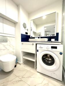 巴统Luxury Aparthotel orbi in black sea arena的一间带洗衣机和水槽的浴室
