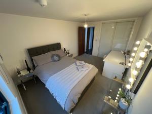 伯明翰Perfect-City Centre-Apartment的一间卧室配有一张大床和一盏灯