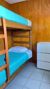 卡尔德拉Bahía Loreto的一间带两张双层床和梳妆台的卧室