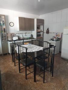 圣安娜-利弗拉门图Casa refúgio的厨房配有桌椅和冰箱。