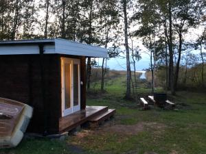 Väike-RakkeSaare-Toominga camping house的田野上带长凳的小房子