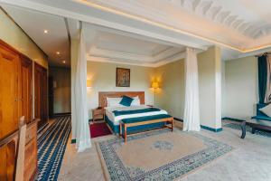 马拉喀什Palace Jena的一间卧室配有蓝色和白色床单