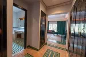 马拉喀什Palace Jena的走廊通往带浴室的客房