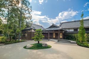 奈良Shisui, a Luxury Collection Hotel, Nara的车道中间有树的建筑物