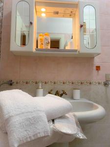 米兰A casa di Gin Milano的浴室配有盥洗盆、镜子和毛巾