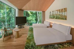 奈良Shisui, a Luxury Collection Hotel, Nara的卧室配有一张白色大床和一台平面电视。