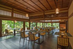 奈良Shisui, a Luxury Collection Hotel, Nara的餐厅设有桌椅和窗户。