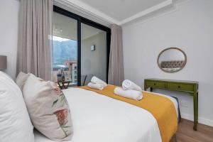 开普敦Rooftop with breathtaking views of Table Mountain.的一间卧室设有一张床和一个大窗户