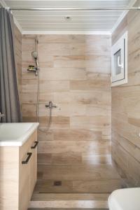 雅典KUKAKI ESTATE 2的带淋浴的浴室和木墙