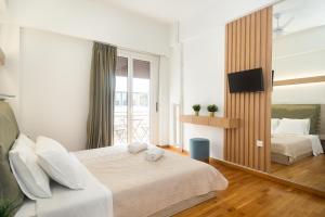 雅典KUKAKI ESTATE 2的酒店客房设有两张床和电视。