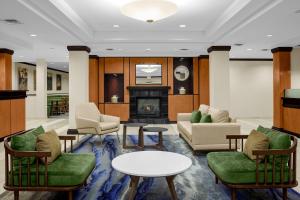 帕迪尤卡Fairfield Inn & Suites by Marriott Paducah的大堂设有沙发椅和壁炉。