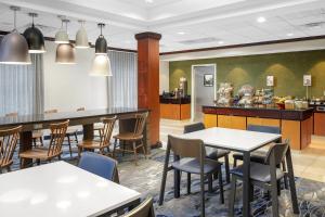 帕迪尤卡Fairfield Inn & Suites by Marriott Paducah的一间带桌椅的餐厅和一间厨房