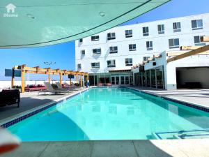 洛杉矶Perfect Apt w Parking Gym Pool WIFI in Arts District DTLA near Little Tokyo B4的酒店前方的大型游泳池