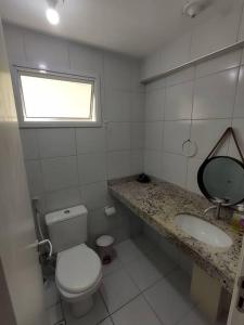 纳塔尔Verano Apart Ponta Negra的一间带卫生间、水槽和窗户的浴室