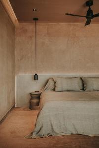 San Antonio de las MinasMIRA Earth Studios的一间卧室配有一张床和吊扇