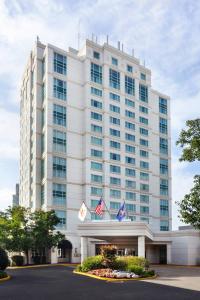 West ConshohockenMarriott Philadelphia West的前面有两面美国国旗的大型白色建筑