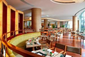 北京北京海淀永泰福朋喜来登酒店的一间设有木桌和椅子的餐厅
