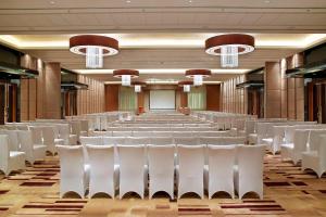 北京北京海淀永泰福朋喜来登酒店的一间空的大厅,里面摆放着白色的椅子