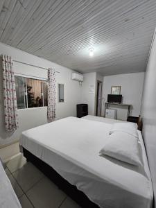 伊瓜苏阿康切戈住宿加早餐旅馆的窗户客房内的一张大白色床