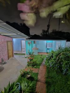 伊瓜苏阿康切戈住宿加早餐旅馆的一间晚上有院子的小蓝色房子