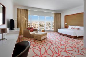 阿布扎比阿布扎比市区万豪酒店的大型酒店客房设有床和电视。