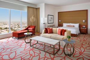阿布扎比阿布扎比市区万豪酒店的酒店客房,配有床、沙发和椅子