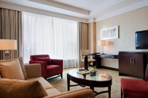 杭州杭州武林万怡酒店的酒店客房设有带家具和电视的起居区。